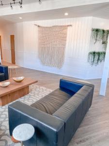 布莱斯峡谷Bryce UpTop Lodge的客厅配有蓝色的沙发和桌子