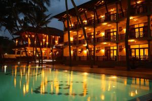 本托塔棕榈语酒店的一座建筑,在晚上前方有一个游泳池