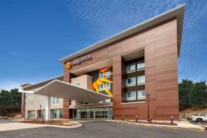 米德尔敦La Quinta Inn & Suites by Wyndham Middletown的建筑物前部的 ⁇ 染