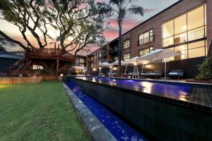 约翰内斯堡Hyatt House Johannesburg, Sandton的大楼前的游泳池
