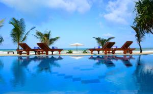 本托塔棕榈语酒店的一组椅子坐在游泳池旁