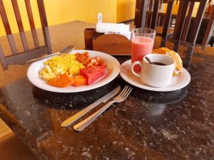 大坎皮纳卡萨贝拉宾馆的餐桌,带两盘食物和一杯咖啡的桌子