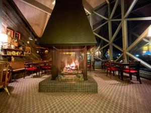 曼切斯特托尔旅馆的餐厅设有壁炉,配有桌椅