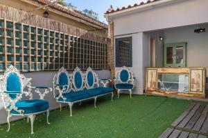 里斯本Classic Villa in Beato Lisbon的庭院里摆放着一组蓝色的椅子