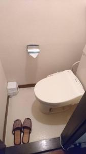熊本アルピエa敷地内無料駐車場付き的一间带卫生间和一双拖鞋的浴室