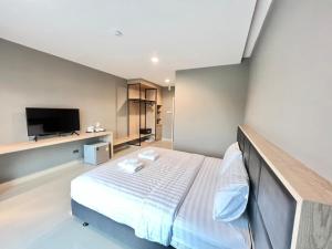 Ban Sok DuaS.R.SUNSHINE HOTEL的一间卧室配有一张床和一台平面电视