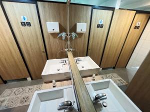 台北福尔摩莎北驿旅馆 的浴室设有2个水槽和镜子