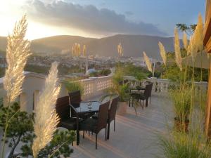 莫斯塔尔香格里拉大厦酒店的一个带桌椅的庭院,享有城市美景