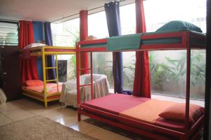 CulturaHumana Guesthouse客房内的一张或多张双层床