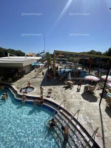 卡达斯诺瓦斯DiRoma Fiori Caldas Novas - YMT - 323的度假村内有游泳池的人
