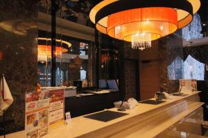 东京TKP日暮里站前APA酒店的吊灯挂在柜台上的餐厅