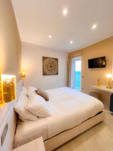 韦尔纳扎La Ripa Camere Vernazza的卧室配有一张白色大床和电视。