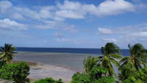 ChironguiSuite Villa au bord de la mer chez Saloua的享有棕榈树海滩和大海的景色
