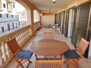 科洛尼亚圣霍尔迪Sol 28的阳台的天井配有木桌和椅子