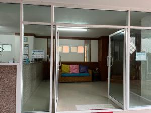 华欣班帕克山姆阿农公寓式酒店的滑动玻璃门,沙发放在房间里