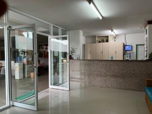 华欣班帕克山姆阿农公寓式酒店的大楼里一个空房间,有柜台