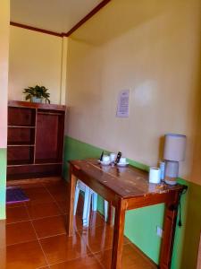 New AgutayaMarianne's Guest House的一间客房内配有木桌的房间