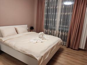 索非亚Mountain view apartment的一间卧室配有一张带白色床单的床和一扇窗户。