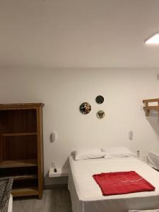 莫罗圣保罗Apartamentos de Juan的一间卧室配有一张带红色毛巾的床