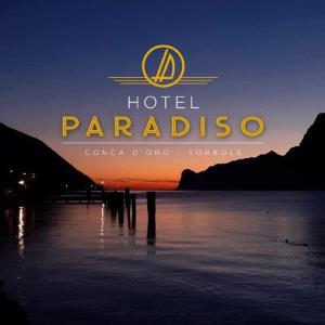 托尔博莱Hotel Paradiso Conca d'Oro的水中的一个酒店伞形标志