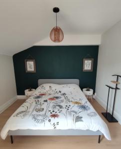 希农Gîte La p'tite terrasse Chinon centre的一间卧室配有一张带绿色墙壁的床