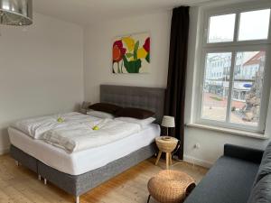 诺德奈Georg Rass Gästehaus的一间卧室设有一张床和一个窗口