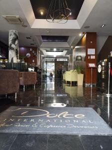 斯科普里多尔西国际酒店的餐厅在地板上设有用餐区,并标有标志
