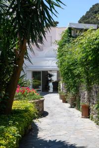 卡普里La Residenza Capri的鲜花屋前的走道