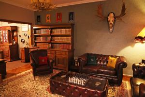 特镇Potter's Place by Ardenne Places的客厅配有真皮沙发和桌子