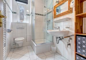 赛巴特班森Villa Margot - FeWo 10的带淋浴卫生间和盥洗盆的浴室