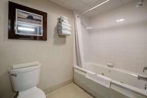 尤里卡洪堡湾舒适酒店 - 尤里卡的白色的浴室设有卫生间和浴缸。