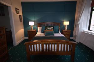 利斯托尔Lizzys Little Kitchen Town Accommodation的一间卧室配有一张带两盏灯的木床。