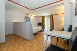 托雷维耶哈优尼科公寓式酒店的一间设有床铺和桌子的房间