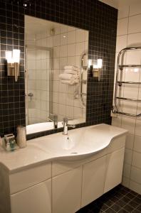 斯基腾奥拉夫农场北欧之选酒店的浴室设有白色水槽和镜子