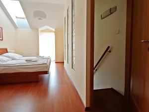 斯维诺乌伊希切波罗的海之家酒店的一间卧室设有一张床和一个开放式门