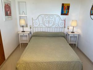 安波拉Atic的一间卧室配有一张带2个床头柜的大床