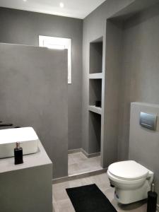 埃尔米奥尼Estia - Brand new apartment in Ermioni Village的浴室配有白色卫生间和盥洗盆。