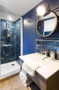 昂热耶拿酒店的蓝色的浴室设有水槽和淋浴