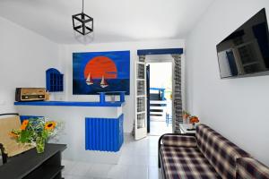 佩里萨Lunar Santorini Hotel的带沙发和电视的客厅