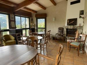 鲁贡Auberge du Point Sublime的一间带桌椅和壁炉的餐厅