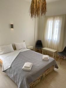 马塔拉Villa Sylvia的一间卧室配有一张大床和两条毛巾