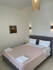 马塔拉Villa Sylvia的一间卧室配有一张带白色床单和吊灯的床。