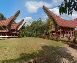 兰特包Toraja Homestay & Coffee Bunna的一座红色屋顶的房子和一个院子