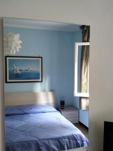 索里A due passi dal mare的蓝色的卧室设有床和窗户
