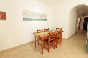 阿尔布费拉Old Town Apartments 2D的一间带木桌和椅子的用餐室
