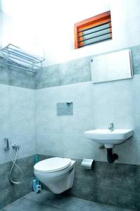 科泽科德Saaketh Holiday Home的一间带卫生间和水槽的浴室