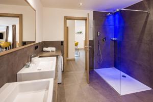 萨尔图西奥Panorama Residence Saltauserhof Resort的带淋浴和盥洗盆的浴室