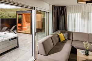萨尔图西奥Panorama Residence Saltauserhof Resort的客厅配有沙发和桌子