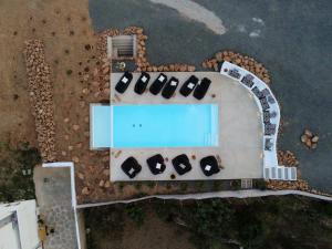 LiaropáAloe Mare Suites的享有带游泳池的大楼的顶部景致