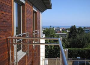 格丁尼亚库瑞希及Spa及康体酒店的砖砌建筑的阳台,设有窗户